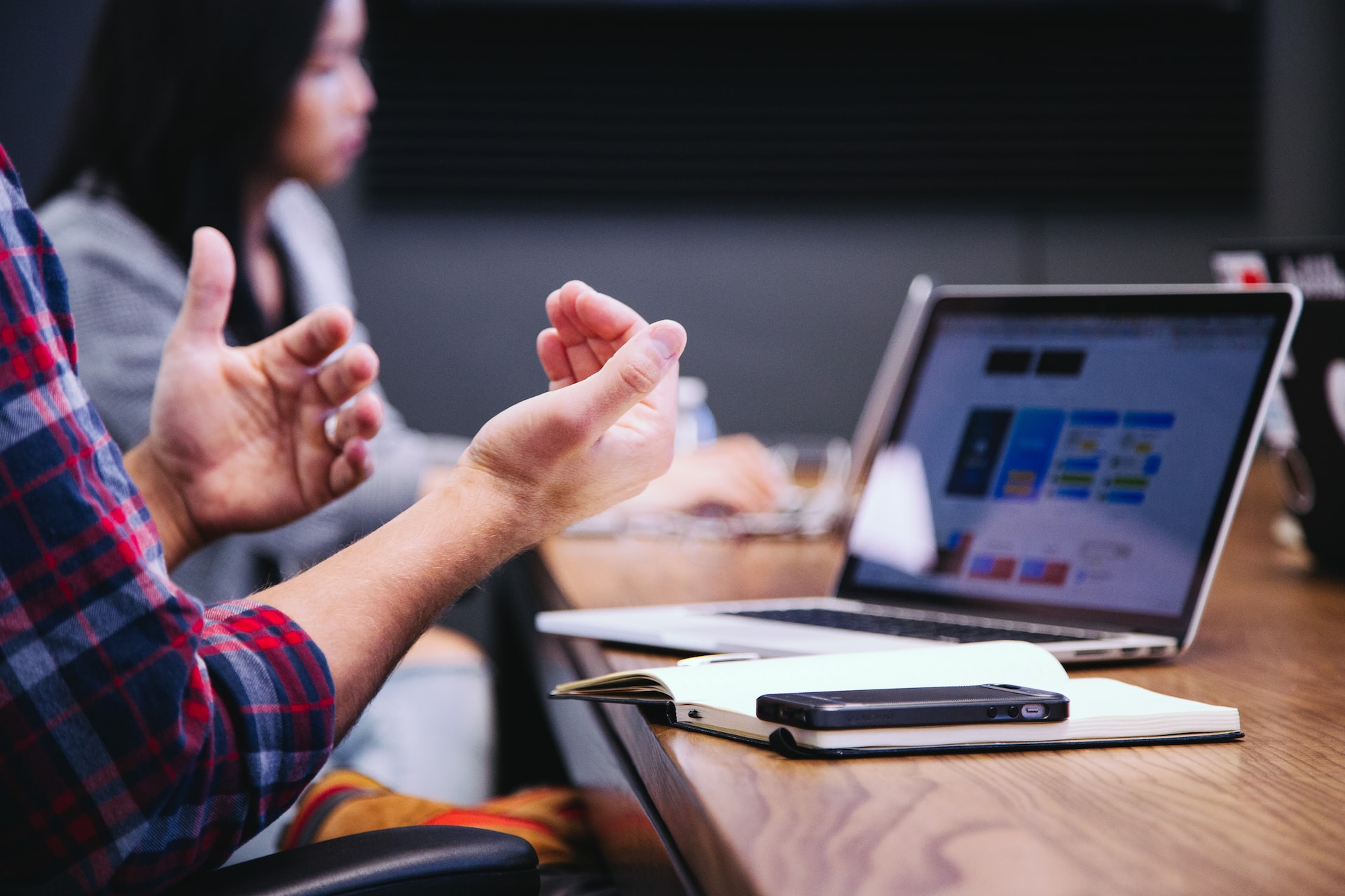 Extended Reality Solutions For HR Department HR departments use extended reality to simplify recruiting, accelerate the integration of new employees, and increase their work efficiency. Find out more about the benefits of XR for your company.